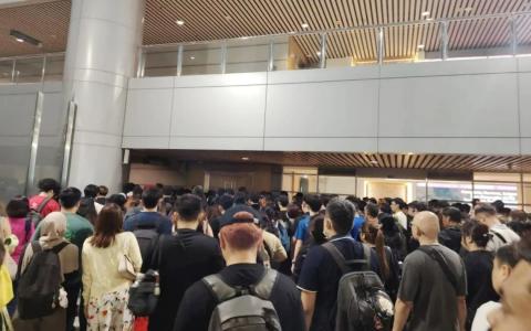新山关卡的巴士、汽车、电单车与行人通关通道，星期四（5月28日）凌晨3时左右因系统故障全面陷入拥堵。（取自社媒）