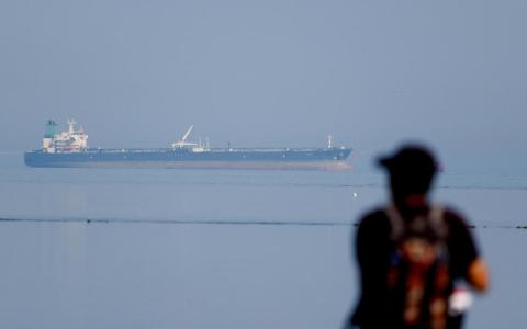 3月11日，一艘载有俄罗斯石油的油轮出现在阿拉伯海靠近印度古吉拉特邦海域。（路透社档案照片）