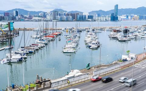 港府称，港澳游艇免担保措施可大幅减轻船主的经济负担。中国国务院星期五（5月29日）公告放宽游艇自由行政策，经粤港澳大湾区大陆九市指定口岸进出大陆且仅在九市自由行的港澳游艇，可实行免担保和临时船舶国籍登记政策。（中新社）