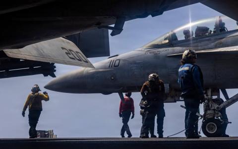 美国海军发布的照片显示，美军一架F/A-18F超级大黄蜂战斗机5月25日在林肯号航空母舰的飞行甲板上滑行。林肯号目前在中东地区部署。（法新社）
