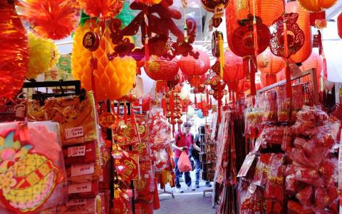 受到电商低价冲击，本地年货市场新年装饰销量普遍低迷。武吉士一带不少新年装饰摊贩反映，虽然生肖马比蛇讨喜，但今年的买气仍不如去年。（邬福粱摄）