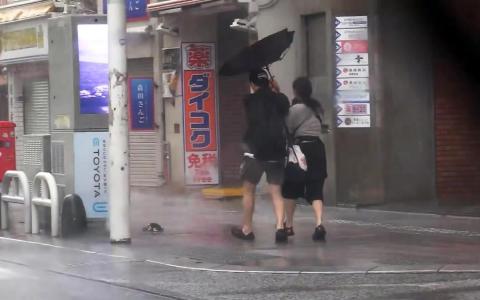 强烈热带风暴“蔷薇”吹击日本多地 周三直击东京首都圈