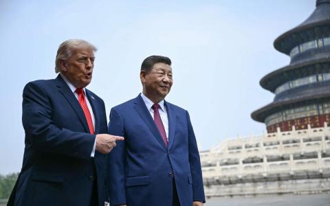 5月14日，中国国家主席习近平（右）同到中国访问的美国总统特朗普参观天坛。（法新社）