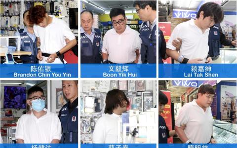 警方于星期二（5月26日）上午将其中六名嫌犯押回位于阿裕尼、芽笼一带的三家手机店，协助重组案情和厘清细节。（郑一鸣摄／王彦燕制图）