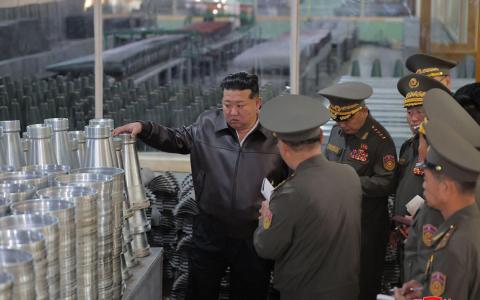 金正恩要求提高军工产能到2.5倍 平壤称核计划不容谈判
