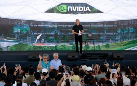 英伟达总裁黄仁勋的父亲黄兴泰（舞台前右）和母亲罗采秀（左），于5月27日举行的一场活动上向与会者挥手致意。（路透社）