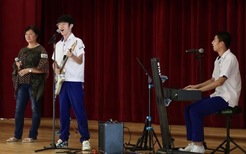 曾心怡（左起）、谭竣鍹和杨宇卓组成师生合唱组合“繁星点点”。三人音色各具特色，并以键盘和电吉他自弹自唱，为经典歌曲《城里的月光》带来别具一格的改编版本。（陈斌勤摄）