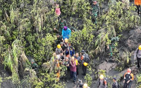 杜科诺火山悲剧引反思 印尼全面收紧火山旅游管制