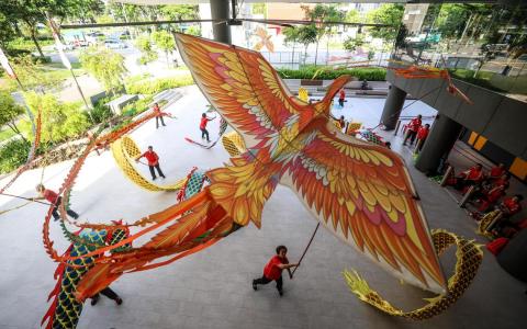 结合太极保健与舞动彩带 玛丽蒙长者“舞”出健康新生活
