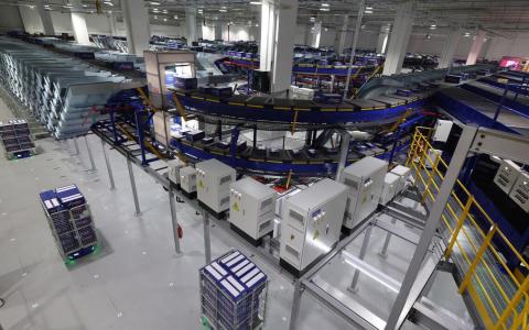 新邮政启用自动化分拣设施 每日处理包裹翻倍至40万件