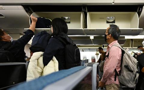 约一成乘客或不听指示带行李逃生 国际航协发起“救命不救包”运动