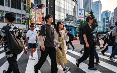 对日本年轻人而言，生活在东京，买房难，生儿育女更难，深感房子和孩子都成了人生的“奢侈品”。（法新社）