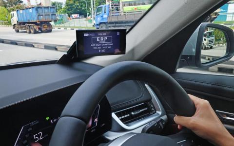 *****EMBARGO UNTIL 15 JUNE 2026***** CMG20260610-Darwis01 陈渊庄/ 邓玮婷/ 拍 OBU new features [round island ERP gantry]
***** Generics of the new ERP alert notifications. before Citybound AYE after Jurong Town Hall (4 lanes)*****EMBARGO UNTIL 15 JUNE 2026*****（SPH Media Limited）