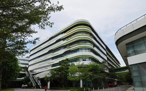 新科大是本届排名中进步幅度最大的大学，凭借“雇主声誉”和“教员论文平均引用次数”的提升，从第519名跃升253位至第266位，超过新大成为新加坡排名第三的大学。（海峡时报）