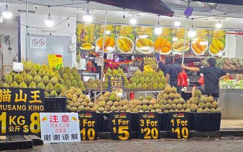 位于实龙岗路上段的“利陞榴梿王”近日打出猫山王每公斤8元的促销价，吸引不少顾客上门。（取自脸书）