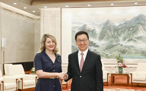 中国国家副主席韩正（右）星期四（6月18日）在北京会见加拿大工业部长乔利（左）率领的知名企业家代表团。（新华社）