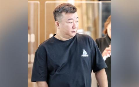 中国籍被告董悦（39岁，音译）星期四（6月18日）承认一项蓄意重伤他人的罪行，法官将他面对的另一项抵触防止骚扰法令控状纳入考量后，判处他坐牢八个月又一周。（徐颖荃摄）