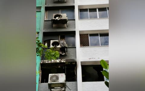 义顺组屋五楼住家起火，殃及上方数单位的冷气压缩机受损。（曾美玲摄）