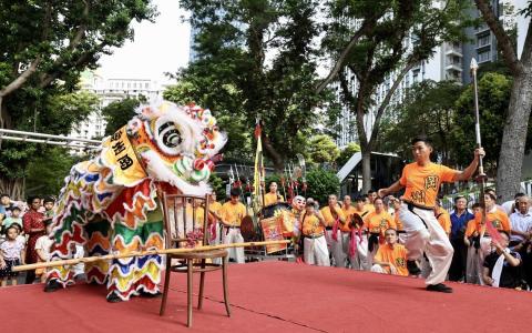 各参与舞狮武馆有15分钟的擂台表演时间，图为冈州会馆的舞狮武术演出。（周国威摄）