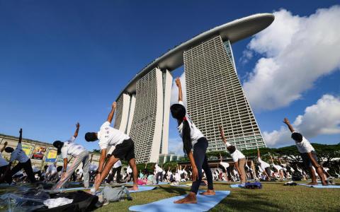 滨海湾花园草坪上伸展身心 国际瑜伽日吸引350人参与