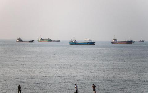 波斯湾产油国努力恢复出口 部分船东和买家仍对海峡局势保持谨慎