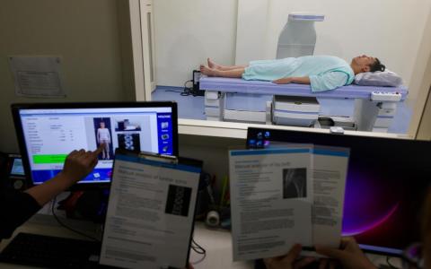 CMG20260604-LimMS02/林明顺/杨漾/拍骨质疏松检测mock up照片 [SGH Blk 2 Nuclear Medicine B1]（SPH Media Limited）