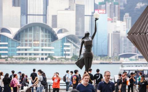 据香港旅游发展局数据，5月访港旅客人次初步数字约为446万，较去年同期升9%；增幅最大的是非中国大陆的长途旅客，有超过30万人次，按年上升22%。（香港中通社）