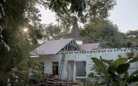 雅加达市中心门腾区（Menteng）这栋别墅建于1912年，一家私人公司和印尼武装部队都宣称拥有产权，双方僵持不下，导致老房子年久失修，已然破败不堪。（彭博社）