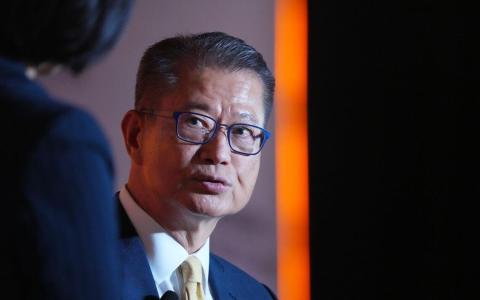 香港财政司司长陈茂波说，中国大陆打击非法跨境投资，长远有助推动陆港两地合作。图为陈茂波6月10日在香港出席彭博社的一场活动。（彭博社）