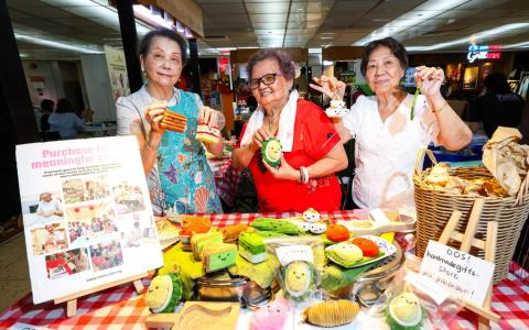 乐龄俱乐部成员贝蒂（左起）、蔡宝莲、王玲玲在看护者的协助下，以扭扭棒制成传统糕点挂饰。（林明顺摄）