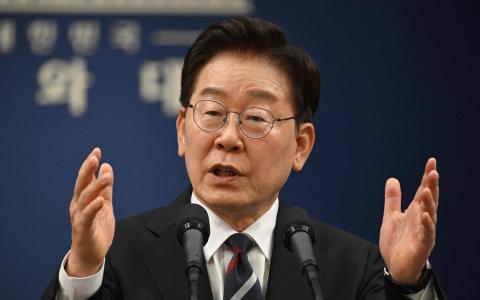 韩国总统李在明视察西海（中国称黄海）最前线的延坪岛时，对中国渔船非法捕捞导致韩国渔民蒙受损失的情况表示担忧。（法新社档案照片）
