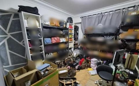 行动中起获的物品包括名牌包、钱包、手表、太阳眼镜、服饰、鞋履和配饰等。（新加坡警察部队提供）