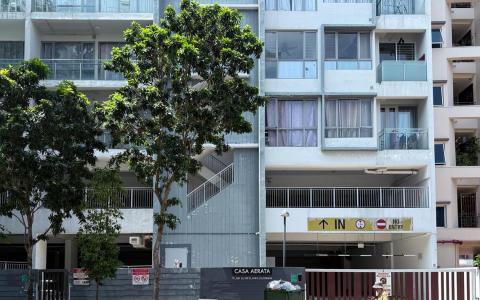 位于芽笼26巷的Casa Aerata公寓因管委会通过附例，限制部分外籍员工入住，引起部分业主不满。（海峡时报）