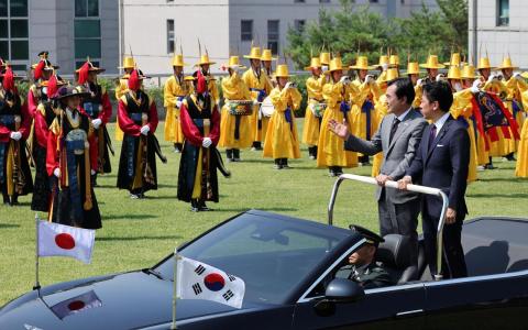 韩日重申朝鲜半岛无核化承诺 商定加强防务合作