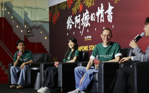 CMG20260617-ChiaTY01/谢智扬/钟雁龄/《给阿嬷的情书》记者会 小组访问 gala red carpet.［MBS Sands Theatre] 蓝鸿春 (导演) 李思潼 （饰 谢南枝） 王彦桐 （饰 郑木生）（SPH Media Limited）