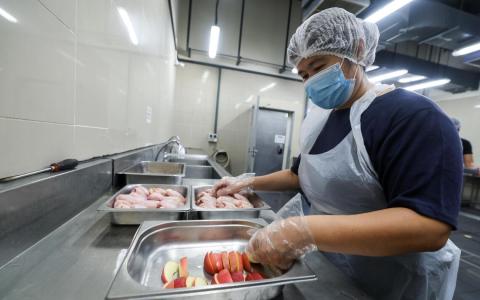 三分之二胃肠炎事件属食源性传播 央厨、配餐供应商占暴发源76%