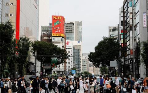 日本专为外国创业者而设的经营管理签证去年10月收紧条例，把最低资本要求从500万日元提高至3000万日元，并新增管理经验、学历和日语能力等要求。这导致签证申请人数由每月平均约1700份大跌96%，至目前仅约70份。（路透社）