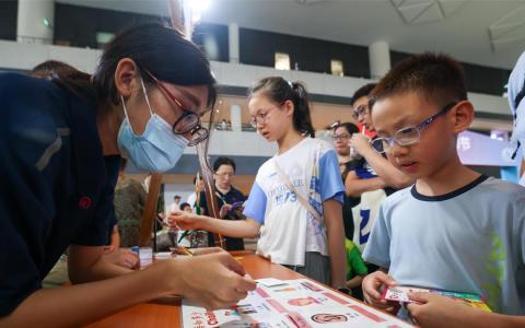 与其期望复兴方言，我国应更关注最后一道防线：巩固华语作为华族的共同母语，避免新加坡将来彻底沦为单语社会。（档案照片）