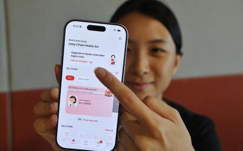 Singpass将推出通行密钥作为新的登录方式，7月1日起首阶段将开放给苹果iOS用户使用，随后再逐步扩展至安卓用户和桌面端浏览器。（唐家鸿摄）