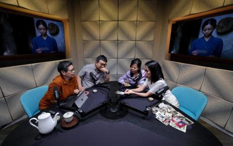 潮州八邑会馆潮女组委员纪晓琳（右一）在节目中拿出亲戚从中国寄来的旧照片，向主持人、新报业媒体华文媒体集团副社长韩咏梅（左起），以及其他两位来宾——新加坡社科大学中华学术中心主任符诗专副教授和新加坡李氏总会副会长李越治介绍外公替街坊邻居写侨批的故事。（梁麒麟摄）