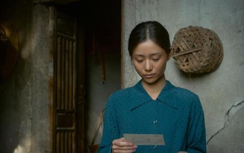 《给阿嬷的情书》电影里那些泛黄的侨批，让许多观众想起祖辈下南洋的故事。（嘉华院线提供）