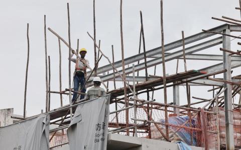 木制鹰架限高15米，一般用在私宅工程，搭建快、成本较低。图为麦波申一处正在装修的私宅单位，混合使用木制和钢制鹰架。（唐家鸿摄）