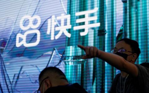 2021年7月30日在上海举行的中国国际数码互动娱乐展览会上展出在线视频平台快手科技的标识。（路透社）