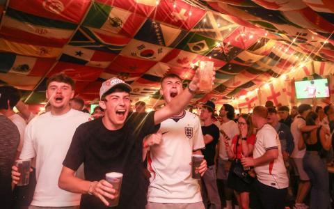 在英格兰东北部赫伯恩的“时钟”酒吧，英格兰球迷在观看2026年世界杯L组英格兰对阵巴拿马的足球比赛电视直播时，为球队攻入的首个进球欢呼。（法新社）