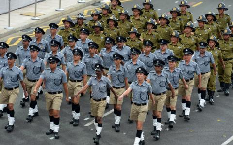 2015年的国庆庆典包括一场“怀旧检阅礼”，由穿着旧制服的退役制服团体人员组成。其中，退役警察便穿着标志性的卡其色短裤，操过检阅台前。（海峡时报）