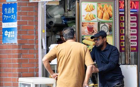 东京都新宿区的新大久保有庞大的移民社区，住了许多韩国人、东南亚人和南亚人，所以新大久保也有不少异国餐厅。日本政府计划调高移民入境门槛，通过多种措施加强移民融入当地社会。（法新社）