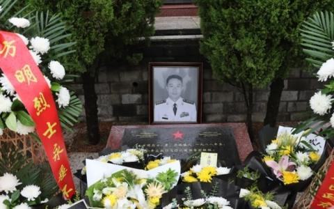 解放军南部战区海军上校方明在执行飞行训练任务时殉职。（庐江县融媒体中心微信公众号“微聚庐江”）