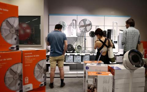 5月28日，法国巴黎民众在家居用品店选购风扇与空调。（路透社档案照片）