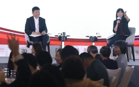 国家发展部长徐芳达(左)星期一出席《联合早报》主办的第八届新中论坛。他在致辞后,与早报总编辑洪奕婷(右)进行对谈,也回答了参与者的多道问题。(陈斌勤摄)