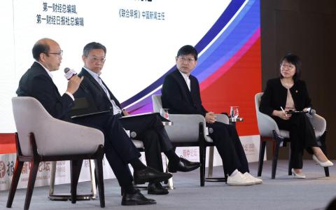 腾讯金融科技亚太区总经理、Tenpay Global(新加坡)首席执行官杨文汇(左起),星展集团环球交易服务部主管、董事总经理林顺忠,以及第一财经总编辑、第一财经日报社总编辑杨宇东,星期一(7月6日)参与新中论坛第二场讨论。本场讨论由《联合早报》中国新闻主任杨丹旭主持。(陈斌勤摄)